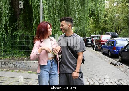 Lidia Santangelo aka Chiara und Jörn Lehmann aka Denny am Set bei Dreharbeiten zur Reality-Daily-Soap `Berlin - Tag und Nacht`am Paul-Lincke-Ufer. Ber Stockfoto